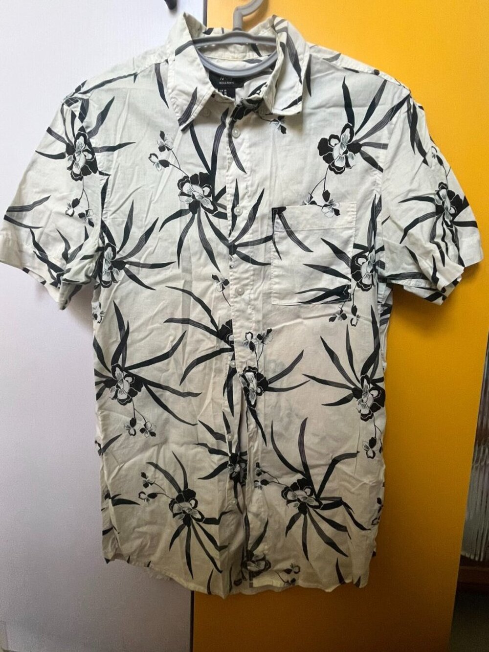 H&M Authentic Men's Short Sleeve Shirt – XS, Black & White Floral Print – Like N